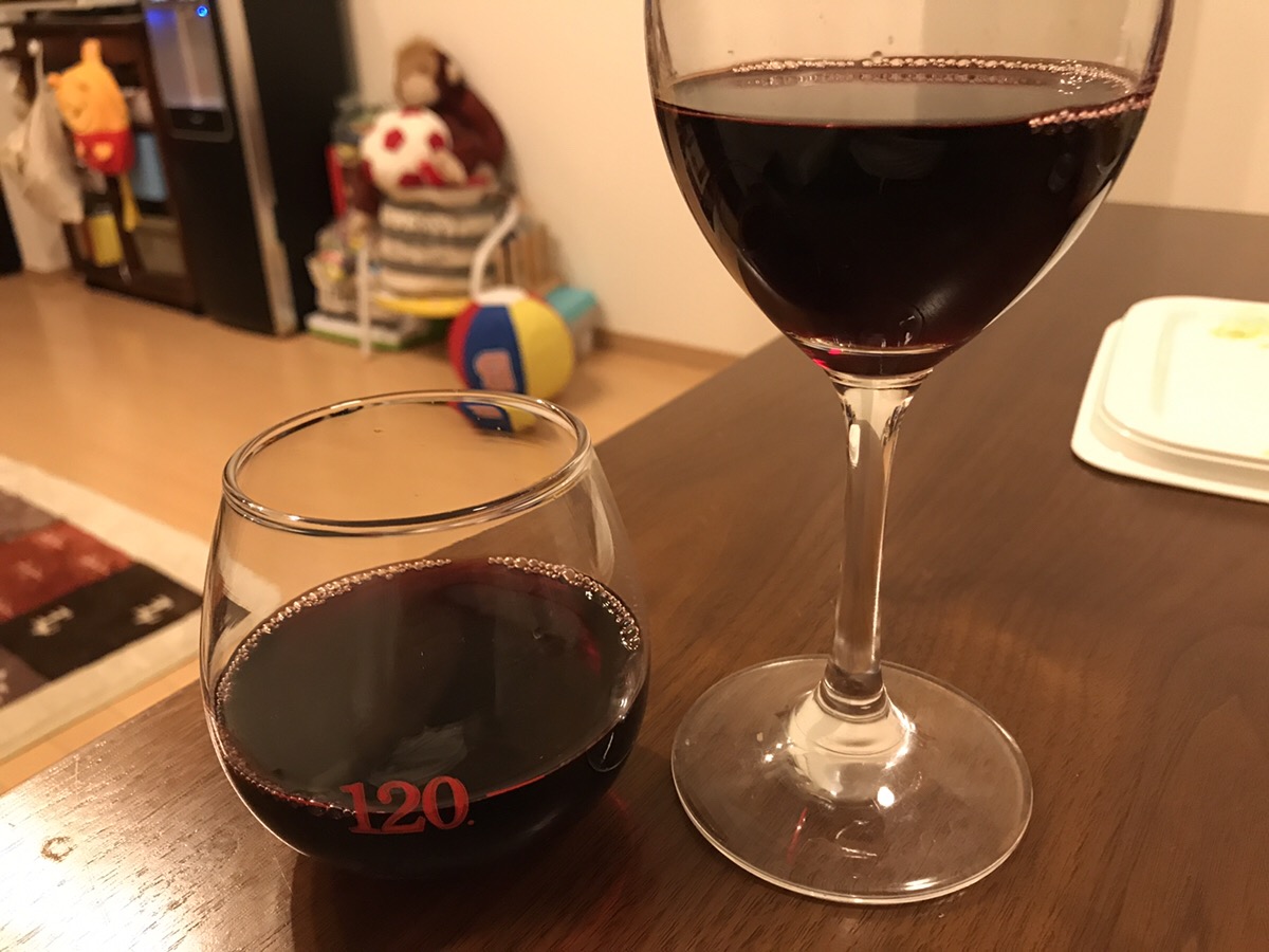 スワリンググラスに入ったワイン
